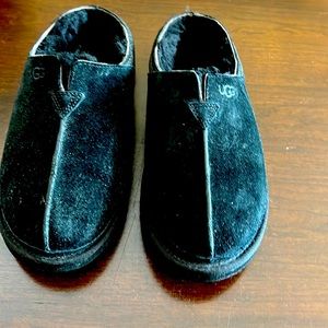 UGG Men's Black Size 7 Suede Slippers